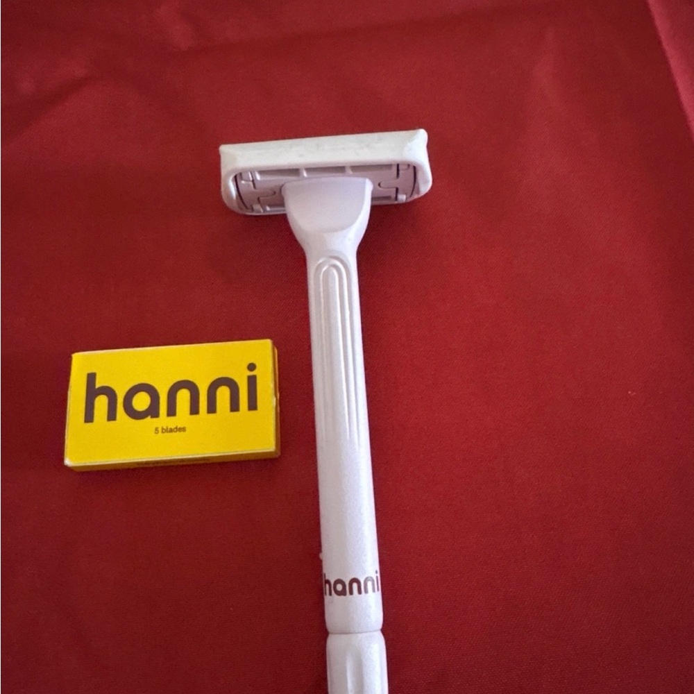 Hanni White Razor with Blades